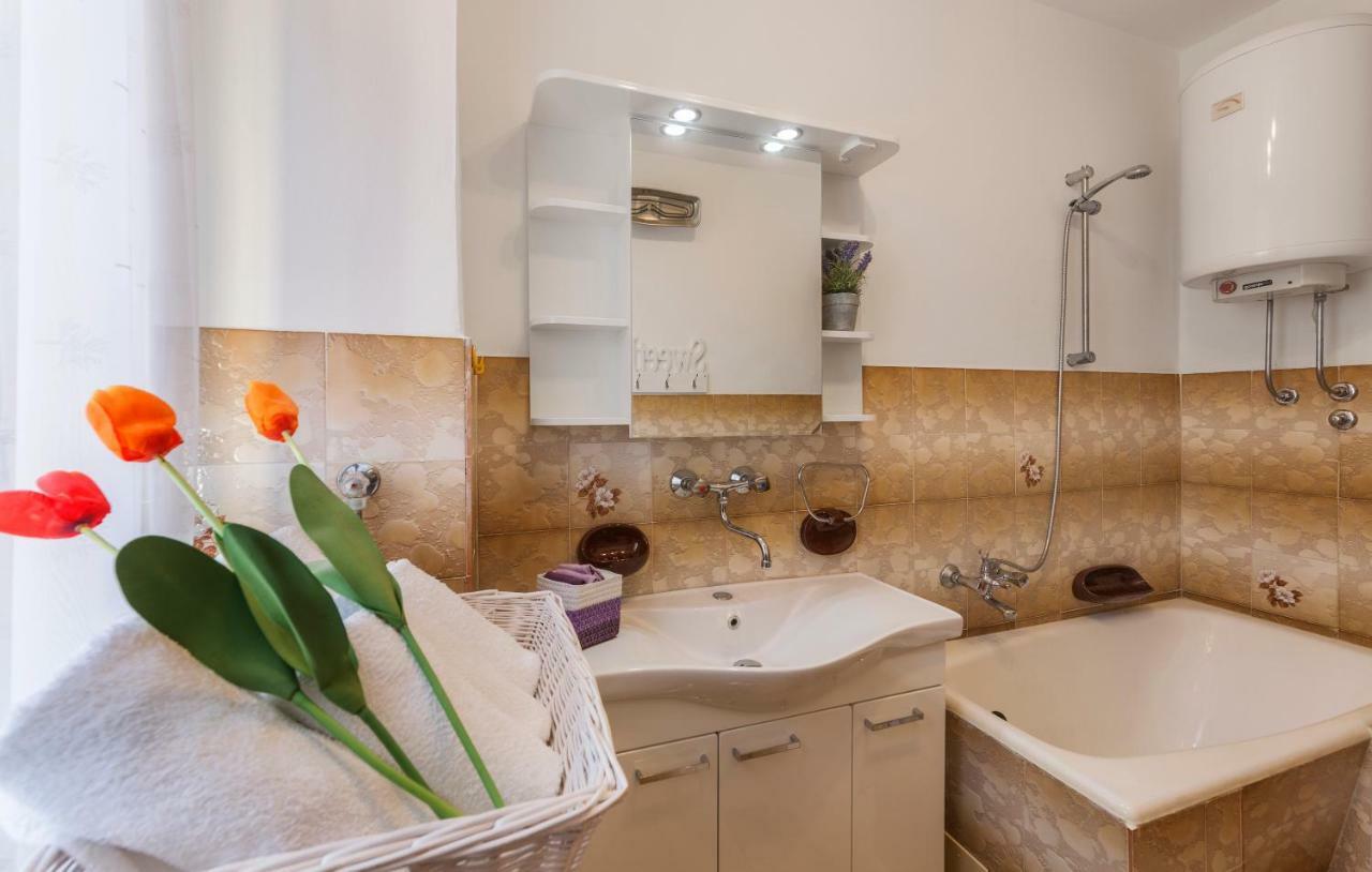 Two Bedroom Apartment, Nice Neighborhood, Free Parking, Wifi Pula Eksteriør billede